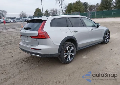 2025 Volvo V60 Cross Country Plus, B5 Awd Gas (Mild Hybrid) z USA, uszkodzony, nr VIN YV4L12WK6S2149595